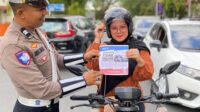 Satlantas Polres Bone Turun Ke Jalan, Bagikan Brosur Keselamatan Berkendara