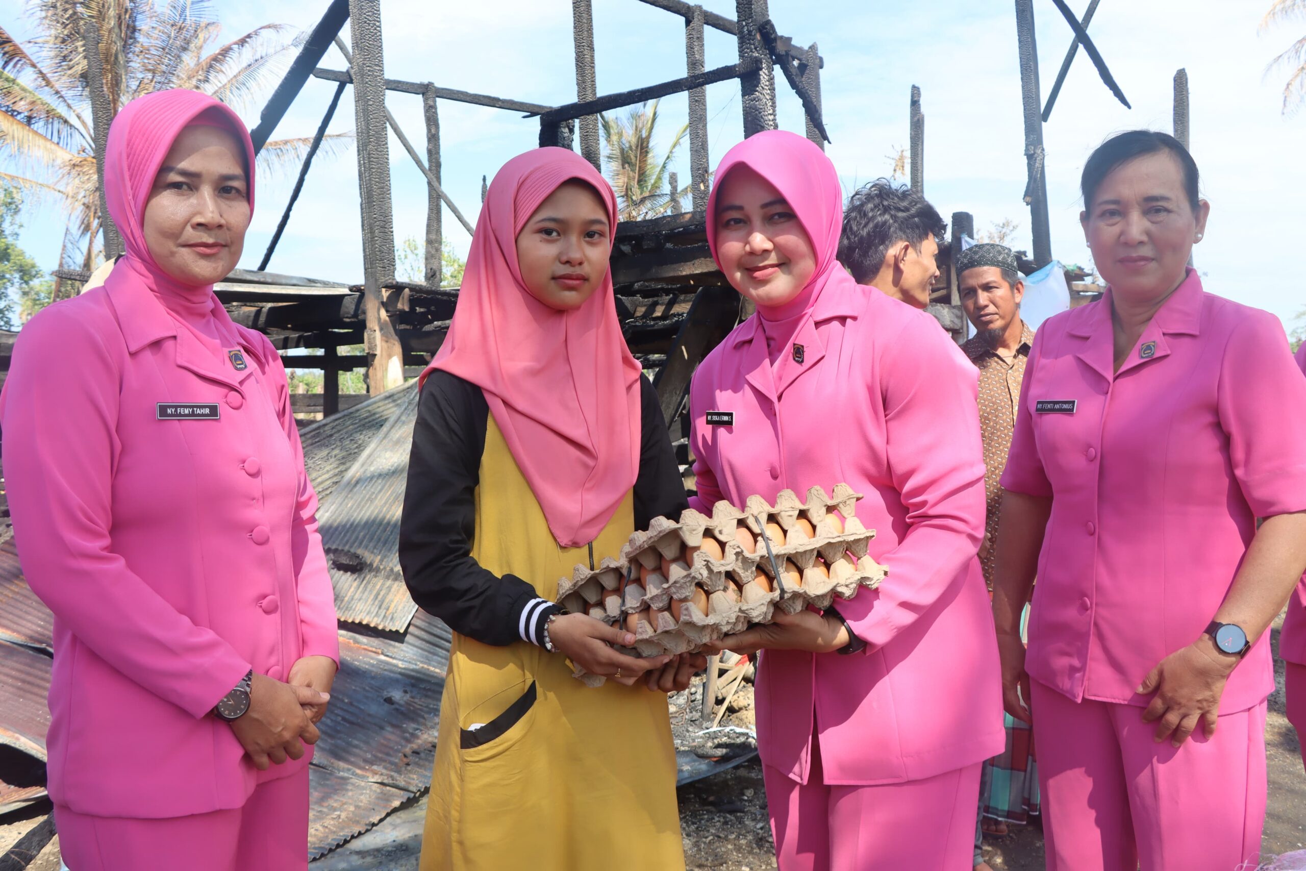 Bhayangkari Cabang Bone Berbagi Kepedulian Kepada Korban Kebakaran