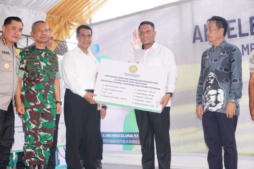 Salurkan Bantuan Pertanian Senilai Rp151 Miliar Di Bone, Mentan Amran Gaungkan Revolusi Pertanian