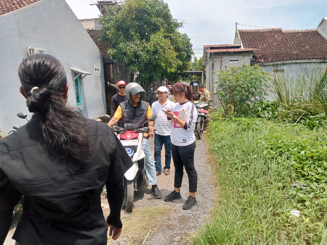 Ketua Komisi C Dprd Kendal, Sisca Meritania Bersama Wakil Ketua Komisi C, M. Nurul Mujib Saat Melakukan Sidak Di Desa Sarirejo, Kecamatan Kaliwungu, Kabupaten Kendal. 