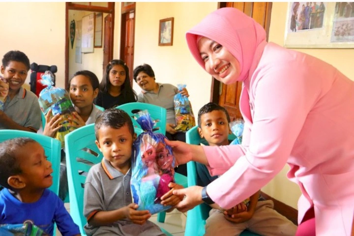 Sentuhan Kasih Bhayangkari Sikka  Menyemai Harapan Anak Panti Lewat Aksi Nyata