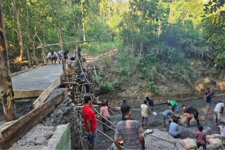 Gotong Royong Warga Aplasi Bangun Jembatan Beton Berkat Inisiatif Anggota Dprd Ttu