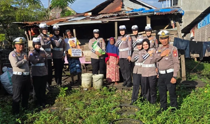 Satlantas Polres Bone Tebar Kepedulian Di Jumat Berkah, Bantu Warga Kurang Mampu