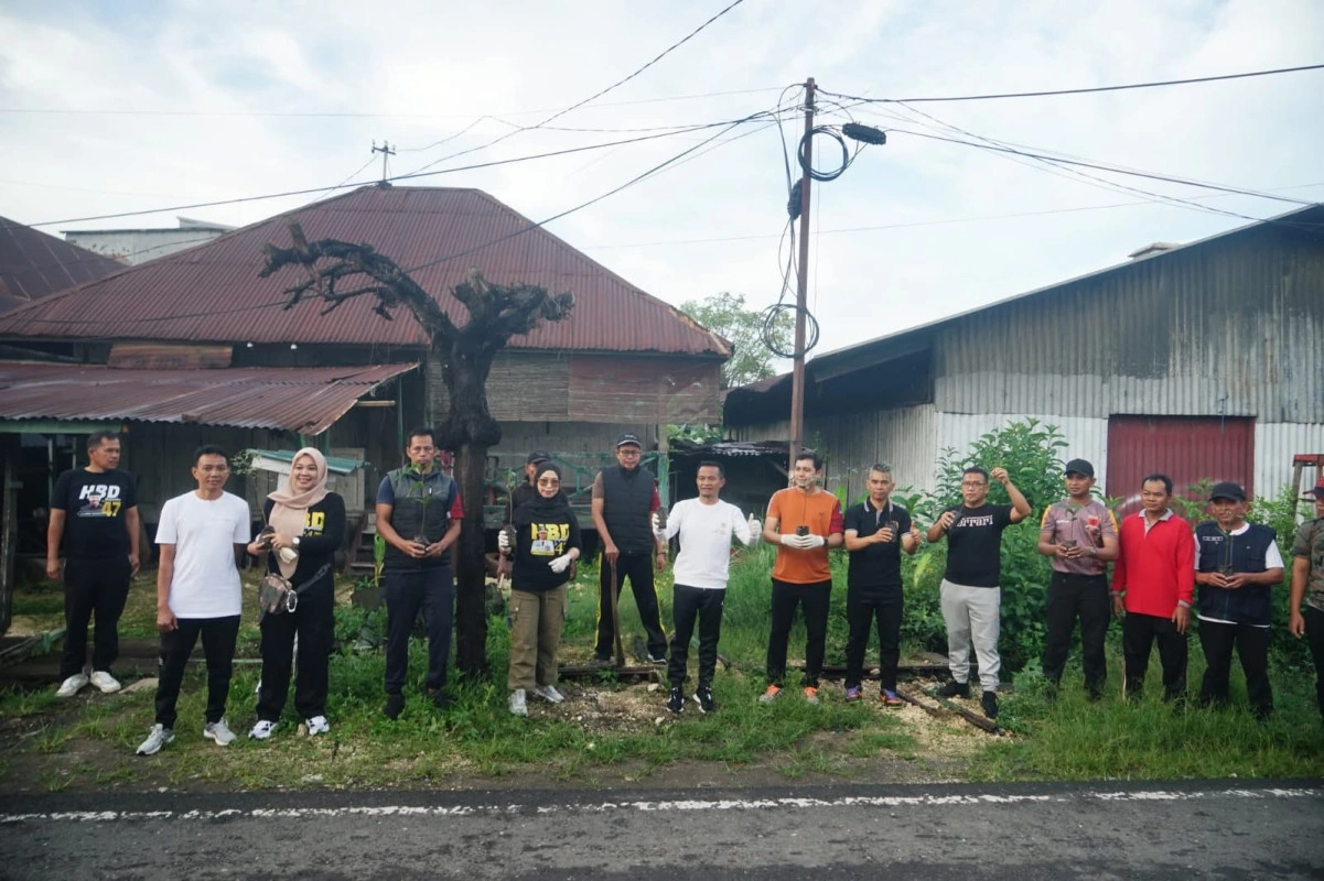 Semangat Lestarikan Lingkungan, Bupati Bone Dan Camat Tanete Riattang Timur Kompak Tanam Pohon Di Poros Bajoe Hingga Pelabuhan