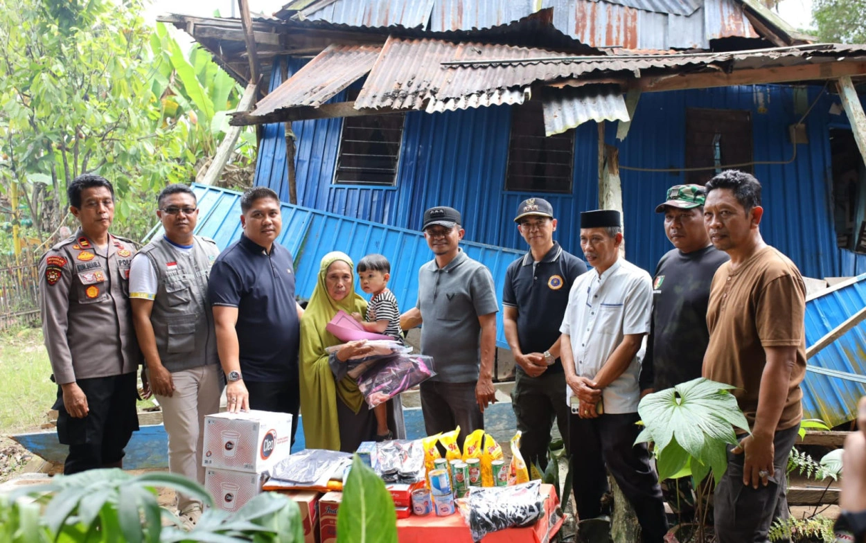 Kepedulian Tanpa Batas, Bupati Bone Gerak Cepat Bantu Guru Mengaji Korban Rumah Ambruk