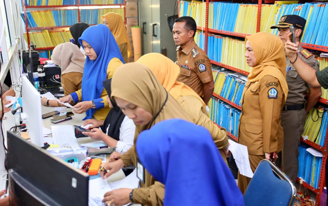 Bupati Bone Gerah Lihat Pasien Terbaring Di Mobil, Sidak Rsud Datu Pancaitana