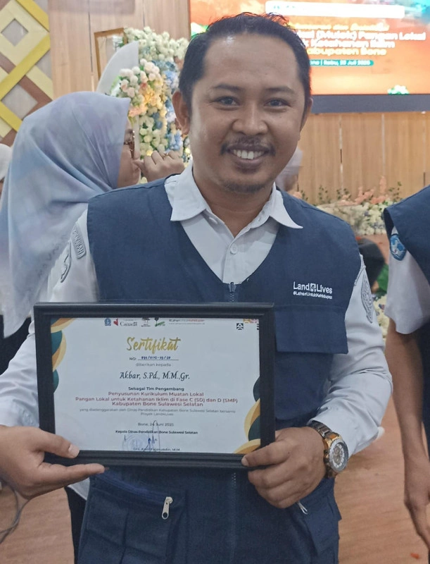 Kepala Sd Inpres 12/79 Macanang Ukir Prestasi Lewat Kurikulum Pangan Lokal Bone, Raih Penghargaan Kadis Pendidikan Sebagai Tim Penyusun Kurikulum Ketahanan Iklim