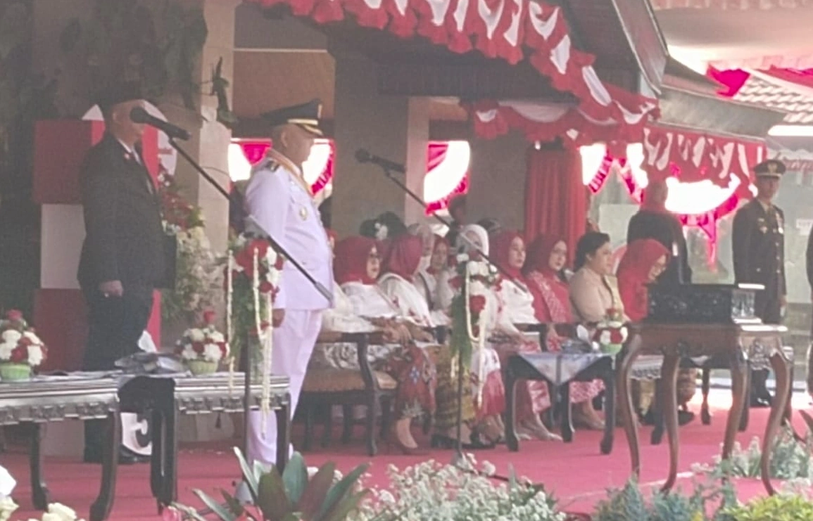 Defile Pasukan Awali Upacara Peringatan Hut Ke-80 Ri Di Pendopo Agung Kabupaten Malang