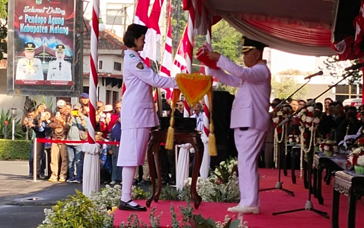 Defile Pasukan Awali Upacara Peringatan Hut Ke-80 Ri Di Pendopo Agung Kabupaten Malang