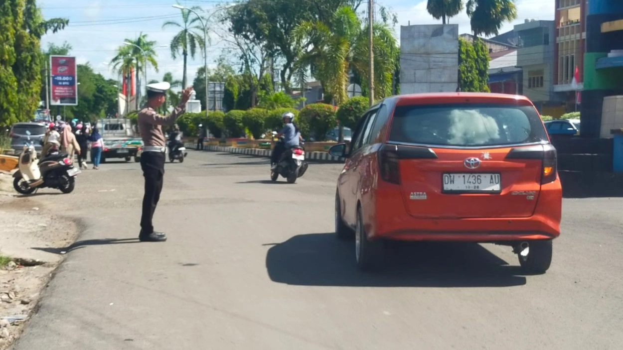 Sat Lantas Polres Bone Kawal Lomba Gerak Jalan Indah Hut Ri Ke-80, Ribuan Pelajar Turut Meriahkan
