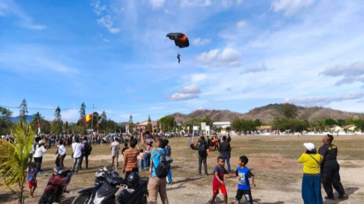 Langit Kefamenanu Menjadi Panggung Terjun Bersejarah