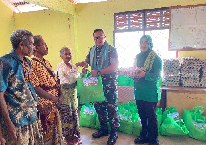 Hut Tni Ke-80 Kodim 1618/Ttu Bagi Sembako Ke Warga Inbate Di Perbatasan Ri-Rdtl