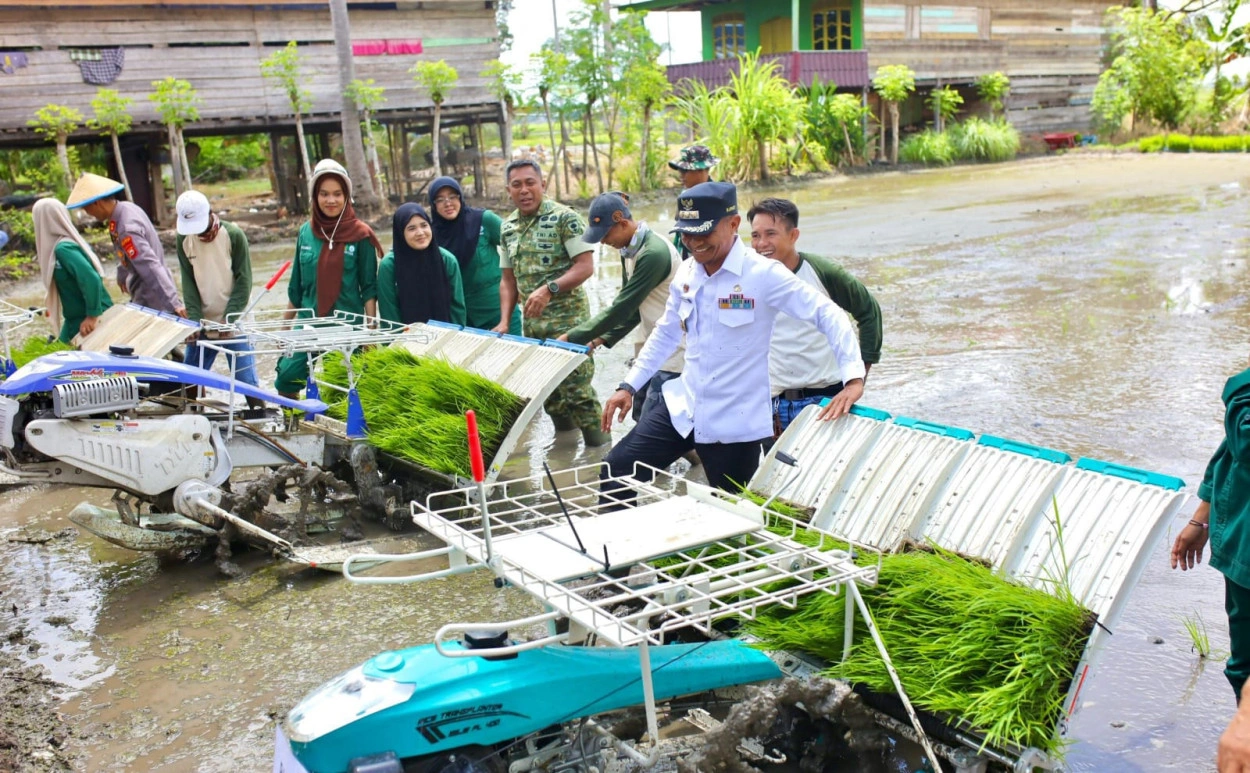 Tangan Petani, Napas Ekonomi Desa, Bupati Bone Dorong Ip300 Sebagai Gerakan Kemandirian Di 42 Ribu Hektar Sawah Irigasi