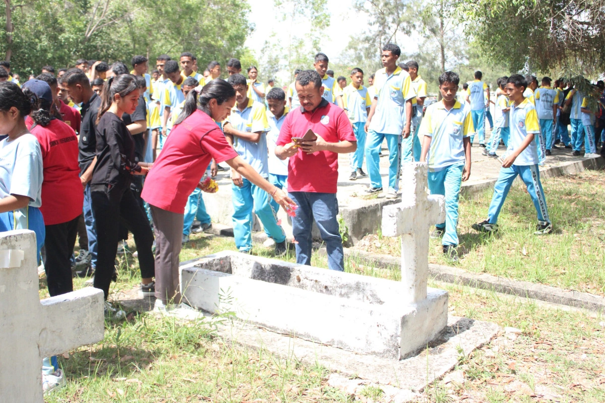Smk Negeri 1 Kefamenanu Peringati Hut Ke-25 Dengan Tabur Bunga Di Tmp Cendana Loka