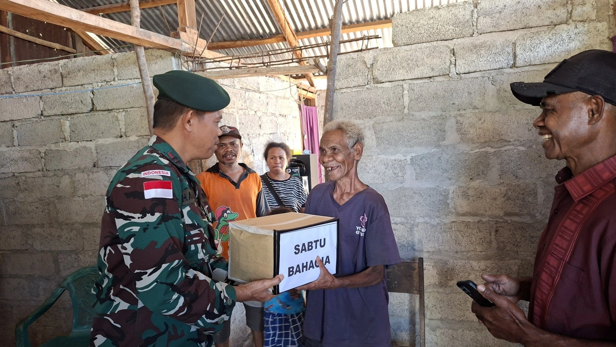 Yonarhanud 2 Kostrad Hadirkan Sabtu Bahagia Untuk Masyarakat Kurang Mampu Di Batas Negara