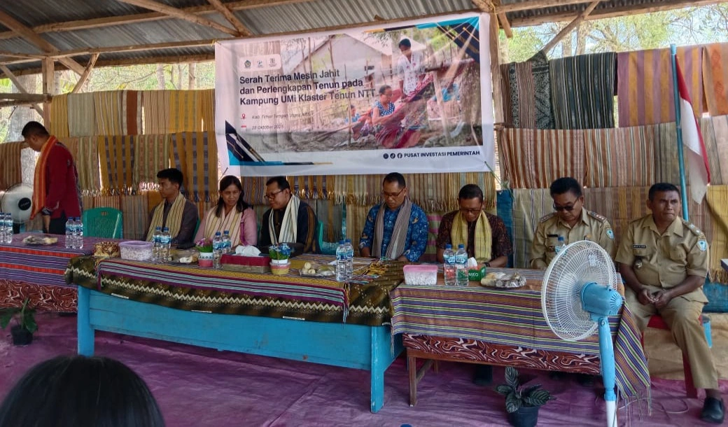 Pemkab Ttu Serahkan Bantuan Stimulan Alat Penunjang Tenun Untuk Pengrajin Di Enam Desa
