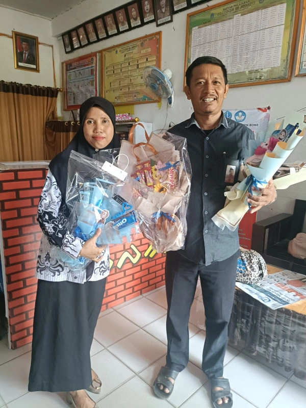 Kepala Kua Ulaweng Beri Kado Spesial Untuk Istri Di Hari Guru: “Setiap Langkahmu Adalah Amal Jariyah”