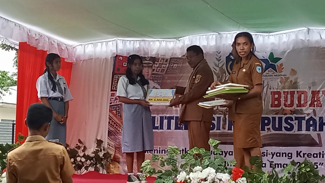 Sma Negeri Binino Borong Juara 1 Dan 2 Lomba Resensi Buku Kabupaten Ttu