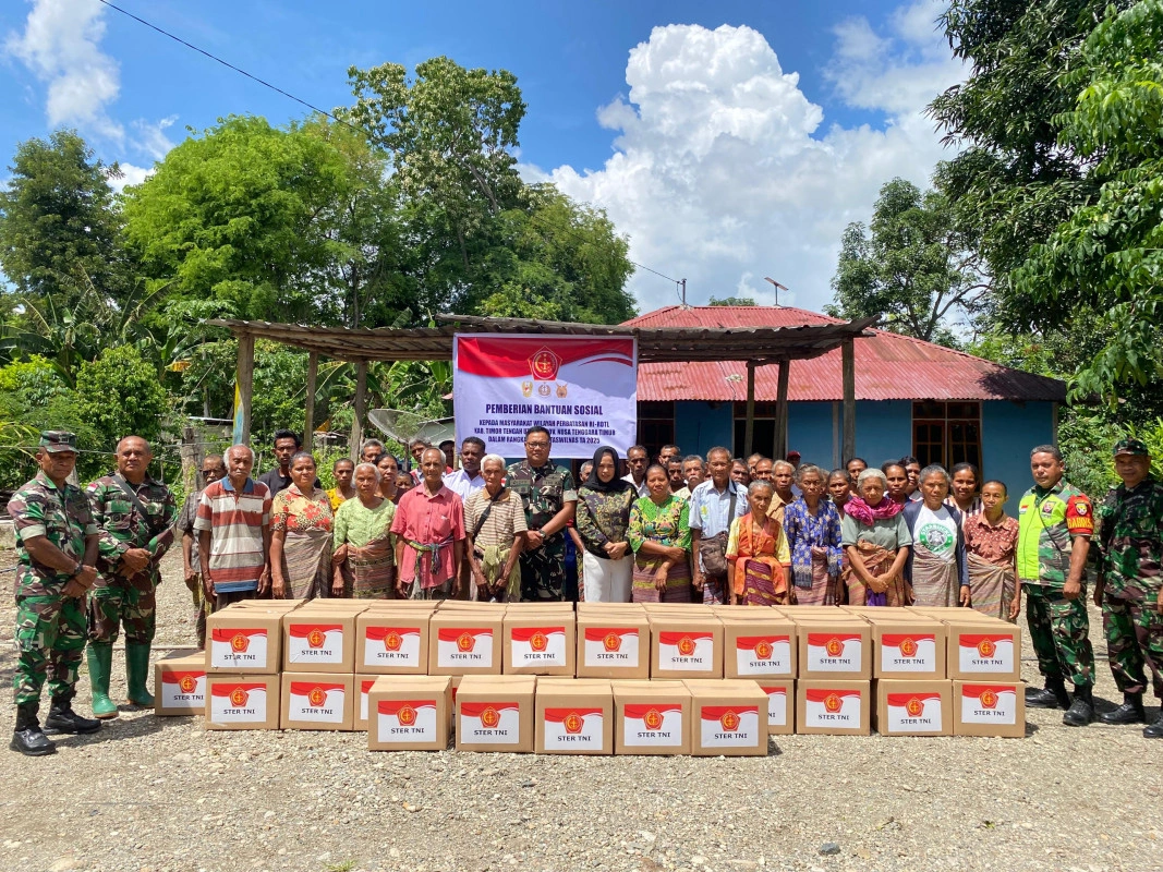Tni Salurkan Paket Sembako Dari Mabes Ke Warga Desa Di Perbatasan Ttu