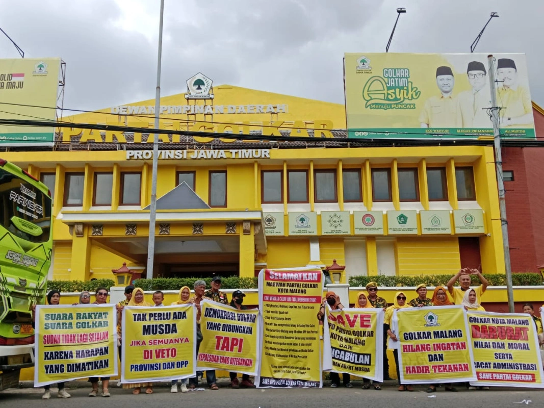 Sejumlah Partisipan Dan Kader Golkar Kota Malang Gelar Aksi Protes Di Dpd Golkar Jatim