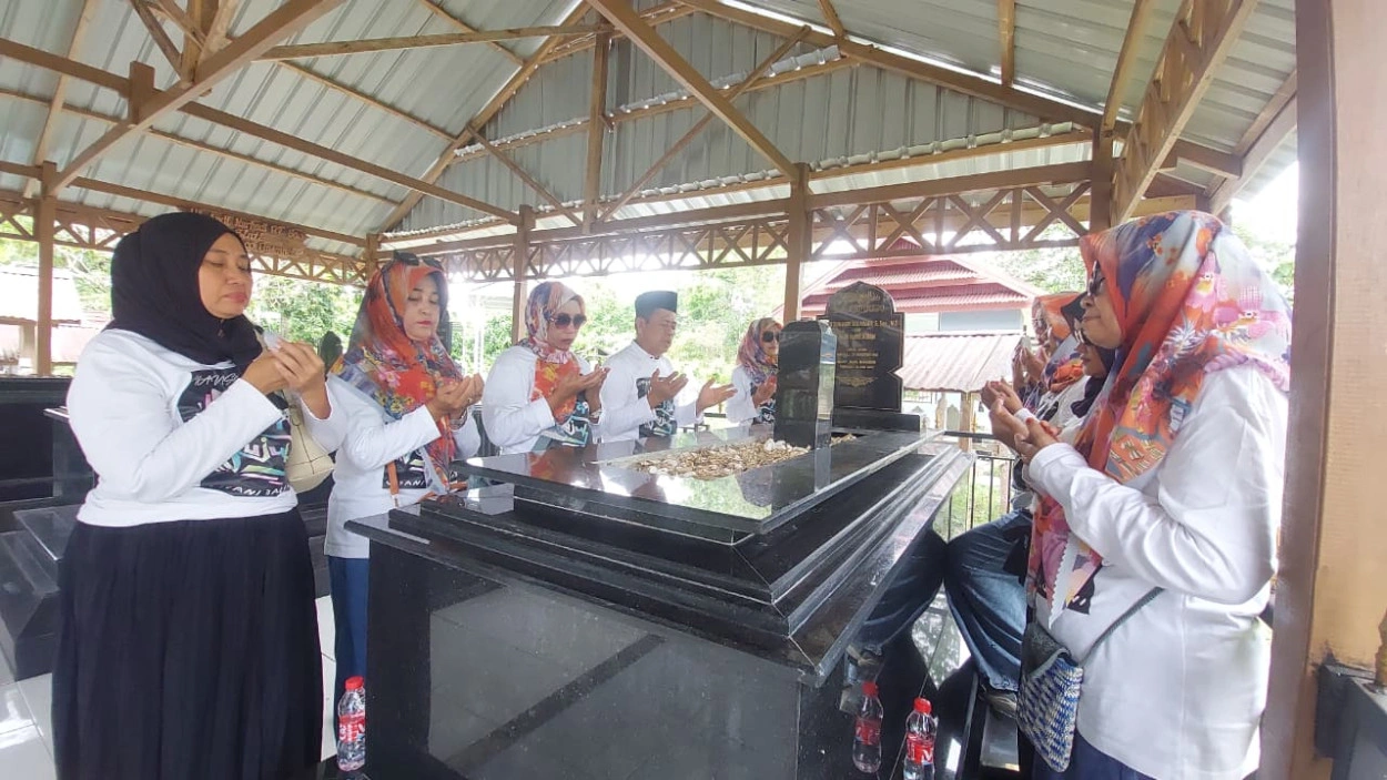 Alumni Angkatan 87 Ziarahi Makam Almarhum H. Andi Sumardi Sulaiman, Doa Dan Kenangan Mengalir Di Mappesangka