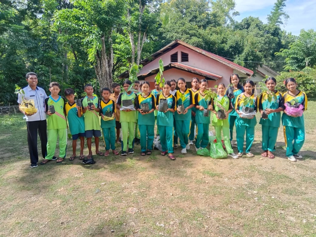 Smp Negeri 1 Miomaffo Timur Tanam 750 Pohon Dukung Program Wajib Tanam Siswa Dan Asn Bupati Ttu