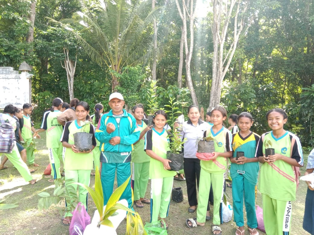 Smp Negeri 1 Miomaffo Timur Tanam 750 Pohon Dukung Program Wajib Tanam Siswa Dan Asn Bupati Ttu
