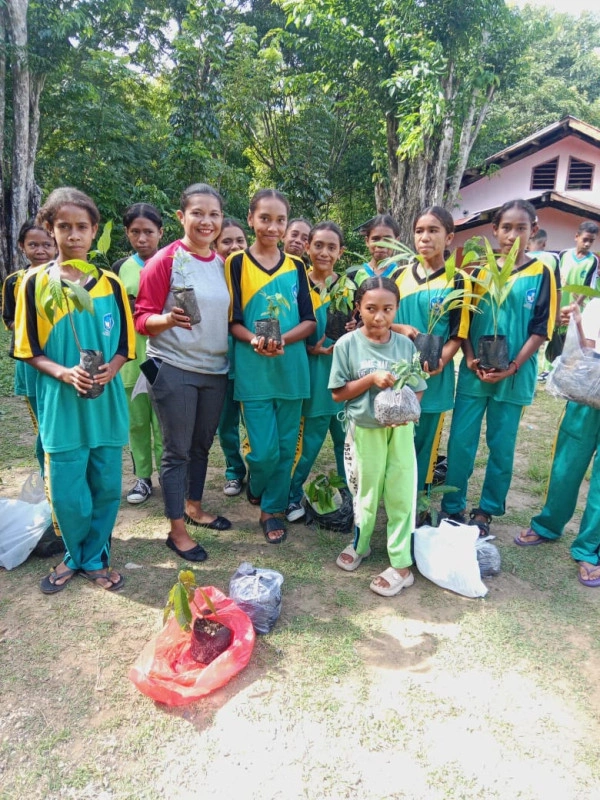 Smp Negeri 1 Miomaffo Timur Tanam 750 Pohon Dukung Program Wajib Tanam Siswa Dan Asn Bupati Ttu