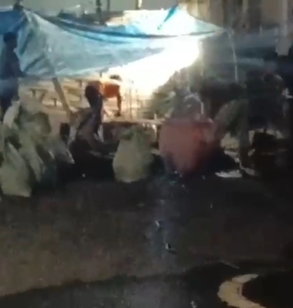 Proses Hukum Berjalan, Sejumlah Warga Mulai Bangun Lagi Tembok Pembatas