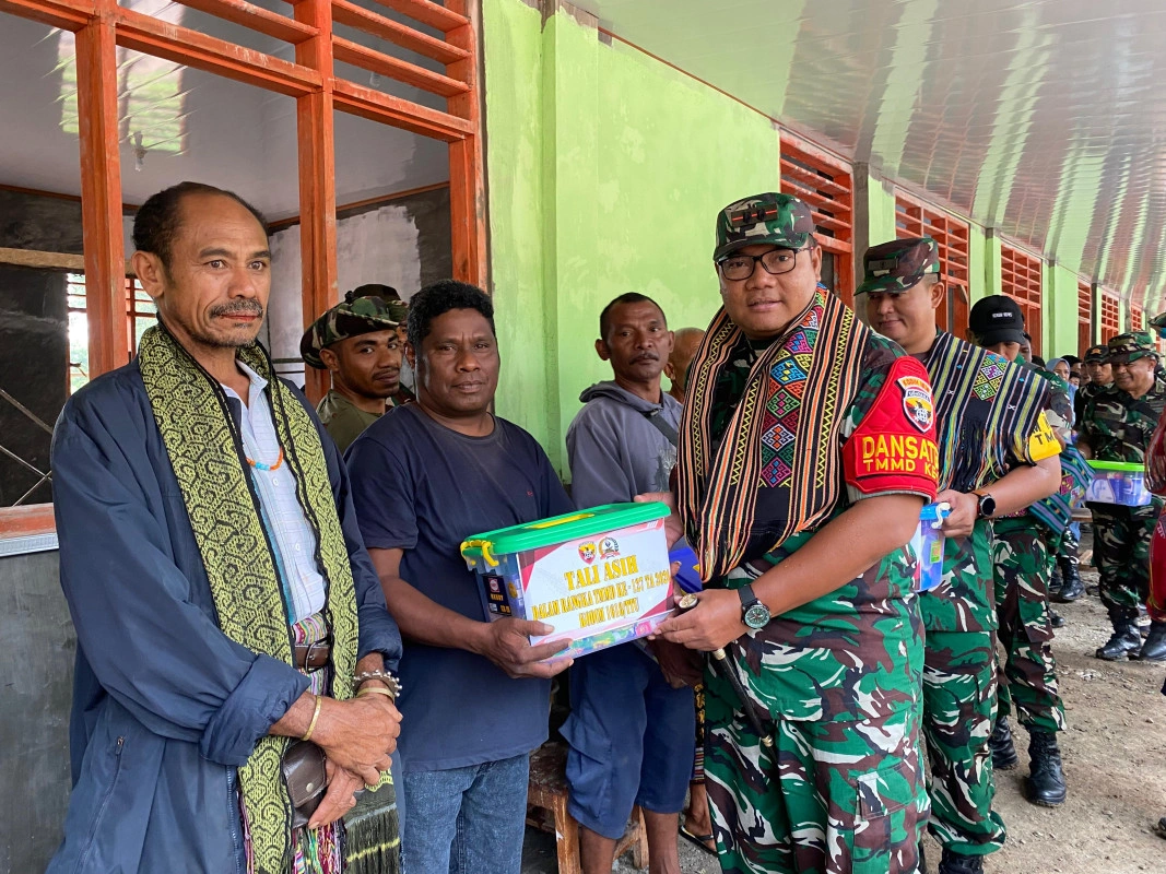 Tni Hadir Dengan Kepedulian, Tmmd Ke-127 Kodim 1618/Ttu Salurkan Tali Asih Untuk Warga Perbatasan