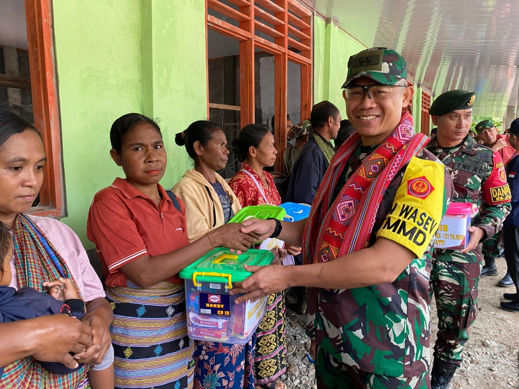 Tni Hadir Dengan Kepedulian, Tmmd Ke-127 Kodim 1618/Ttu Salurkan Tali Asih Untuk Warga Perbatasan