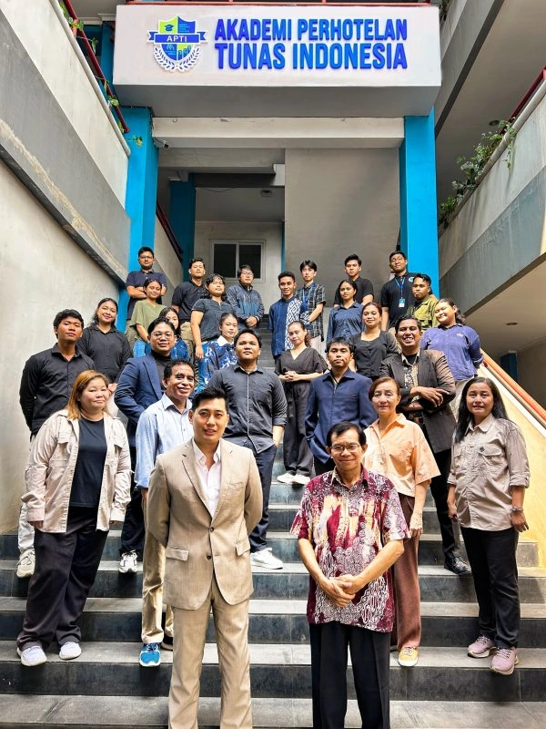 Ketua Yayasan Tunas Karya Persada Nusantara (Ytpkn) Arno Rizaldi Setiawan Bersama Sejumlah Mahasiswa Akademi Perhotelan Tunas Indonesia, Tangsel
