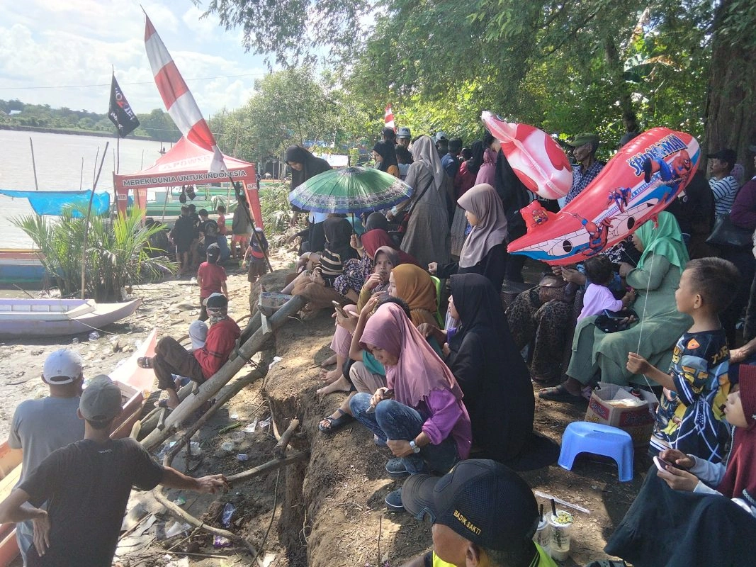 Katinting Mendayung Di Atas Arus Sungai Nipa-Menghadirkan Hiburan Untuk Rakyat 