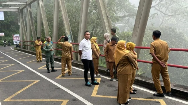 Cegah Bunuh Diri, Polres Batu Dan Pupr Jatim Pasang Pagar 2,5 Meter Di Jembatan Cangar