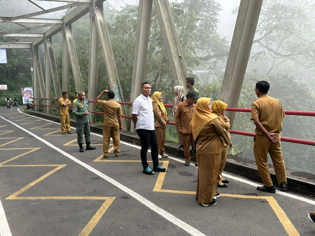 Cegah Bunuh Diri, Polres Batu Dan Pupr Jatim Pasang Pagar 2,5 Meter Di Jembatan Cangar