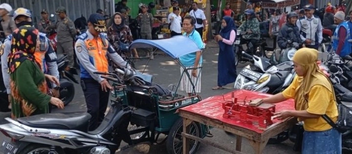 Revitalisasi Rp 3,2 Miliar Tak Diminati, Pedagang Pasar Kebalen Tetap Memilih Berjualan Di Bahu Jalan