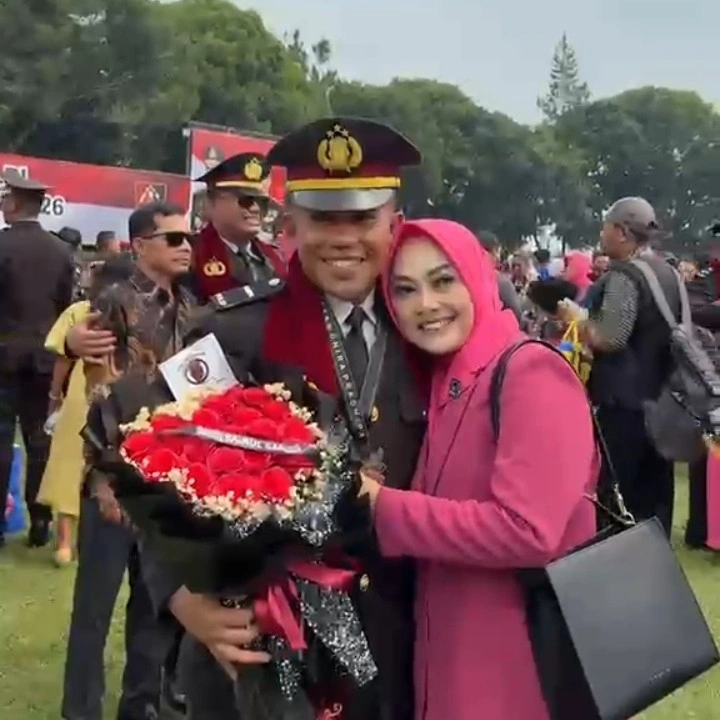 H. Samad Bangga Anaknya Sainul Dilantik Jadi Perwira Ipda Di Sukabumi