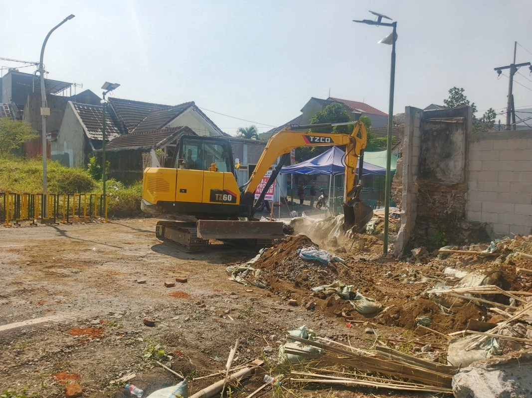 Tembok Pemisah Griyashanta Runtuh: Jalan Tembus Terbuka, Ketidaktegasan Satpol Pp Kota Malang Disorot