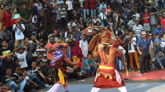 Ikamada Gelar Pentas Caci Di Tmii: Merawat Dan Memperkenalkan Tradisi Leluhur