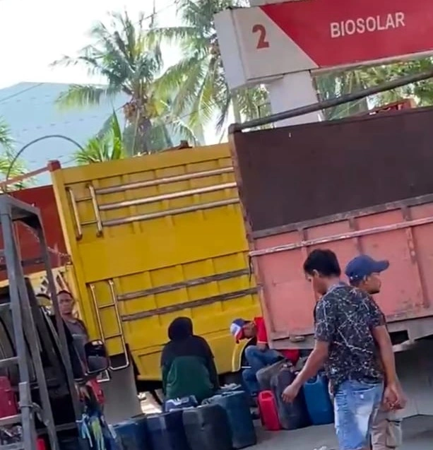 Antrian Bbm Membludak Di Bone Spbu Masih Layani Pembelian Pakai Jeriken 
