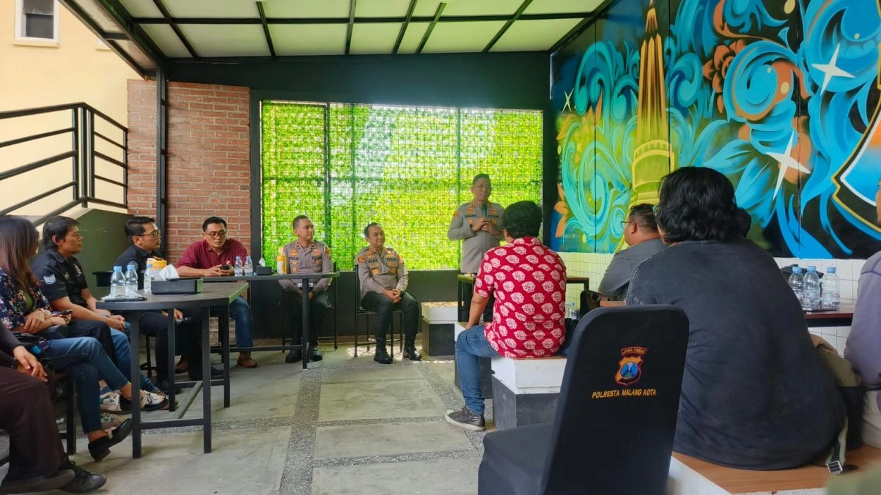 Kapolresta Malang Kota Ajak Aremania Dan Bonek Jaga Kedamaian Untuk Sepak Bola Kondusif