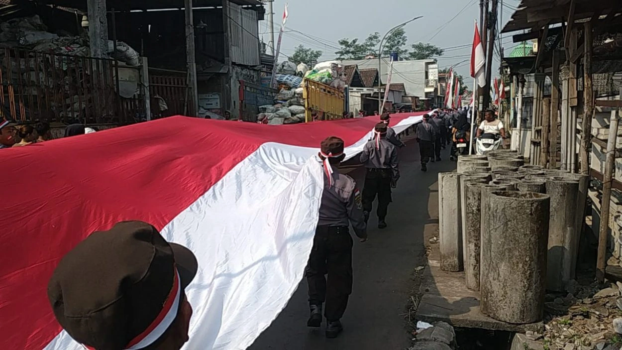 Peringati Hut Ke-81 Ri, Warga Bumiayu Bentangkan Bendera Merah Putih 81 Meter Sejauh 8 Kilometer 