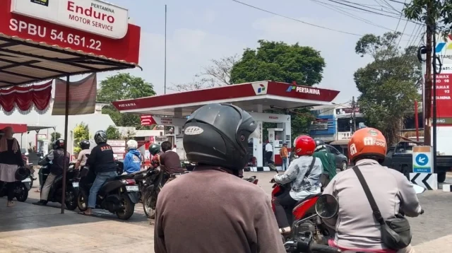 Lonjakan Permintaan Picu Kelangkaan Pertalite Di Malang, Pertamina Pastikan Pengiriman Sedang Berjalan