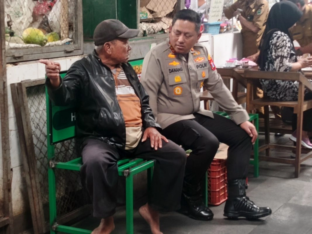 Pendekatan Humanis Di Pasar Klojen, Kapolresta Malang Kota Sapa Pedagang Dan Warga Saat Sidak Tpid