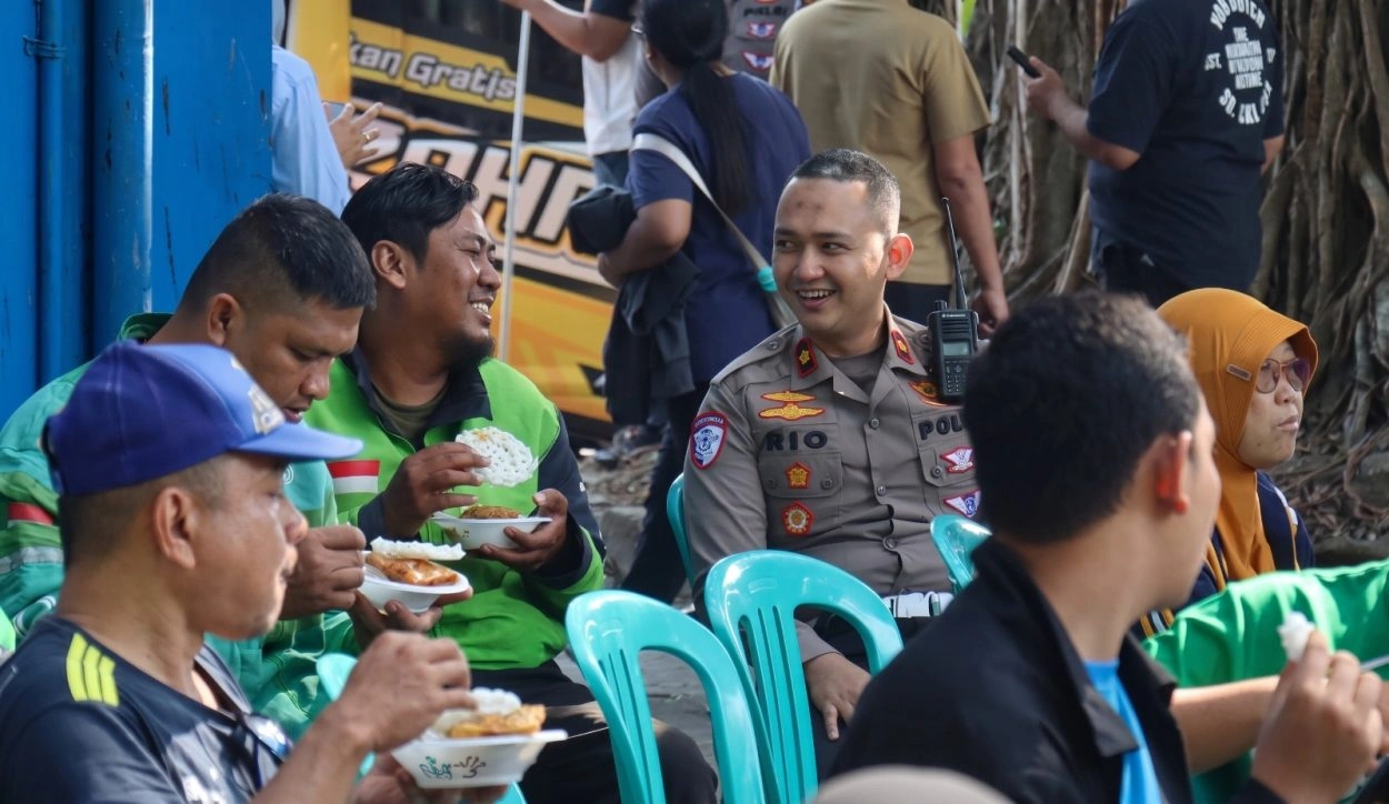 Hut Ke-71 Lalu Lintas, Satlantas Polresta Malang Kota Gelar Makan Bersama Dan Cek Kesehatan Gratis Bagi Pengemudi Ojol