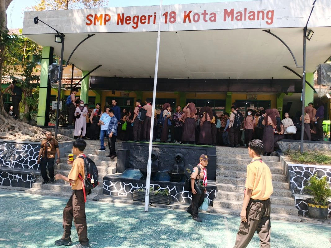 Ratusan Wali Murid Dan Siswa Smpn 18 Malang Protes Dugaan Kekerasan Fisik Oleh Kepala Sekolah