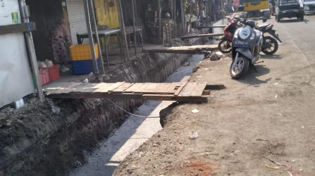 Proyek Drainase Pasar Gadang Ancam Keselamatan Warga, Diduga Tanpa Rambu K3