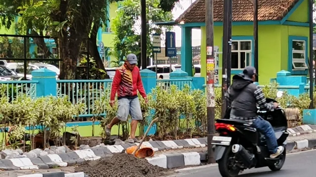 Nekat Tanpa Apd Dan Rambu, Proyek Irigasi Di Kepanjen Ancam Nyawa Pengguna Jalan