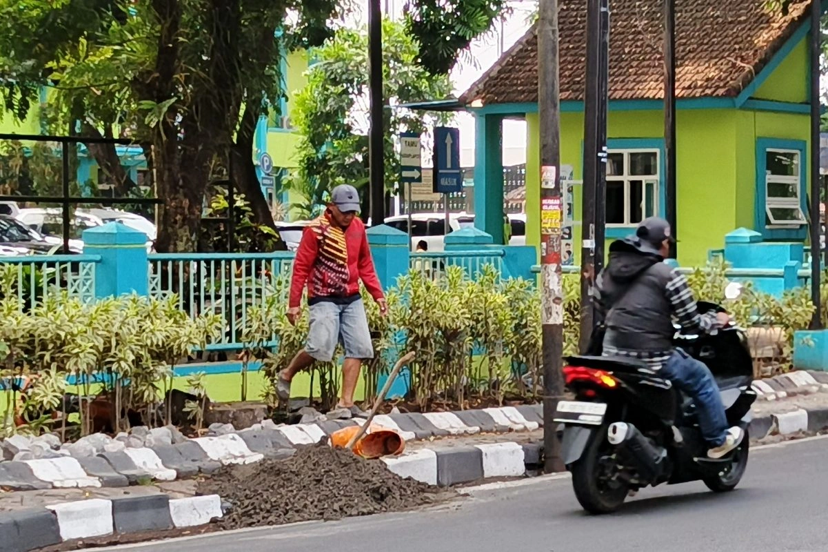 Nekat Tanpa Apd Dan Rambu, Proyek Irigasi Di Kepanjen Ancam Nyawa Pengguna Jalan