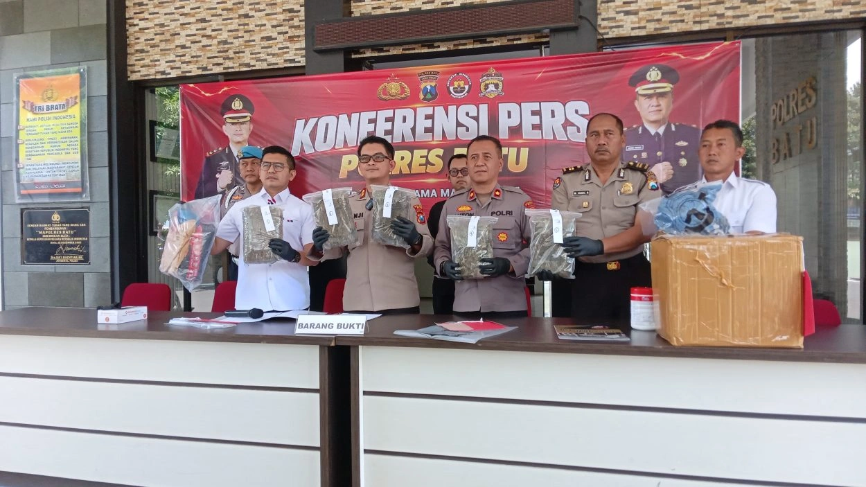 Jajaran Satresnarkoba Polres Batu Bongkar Kiriman 5 Kg Ganja Di Pujon
